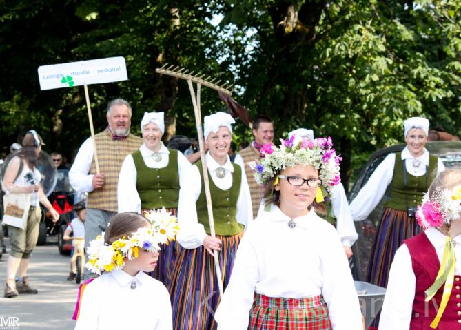 "Laimīgs laukos!"